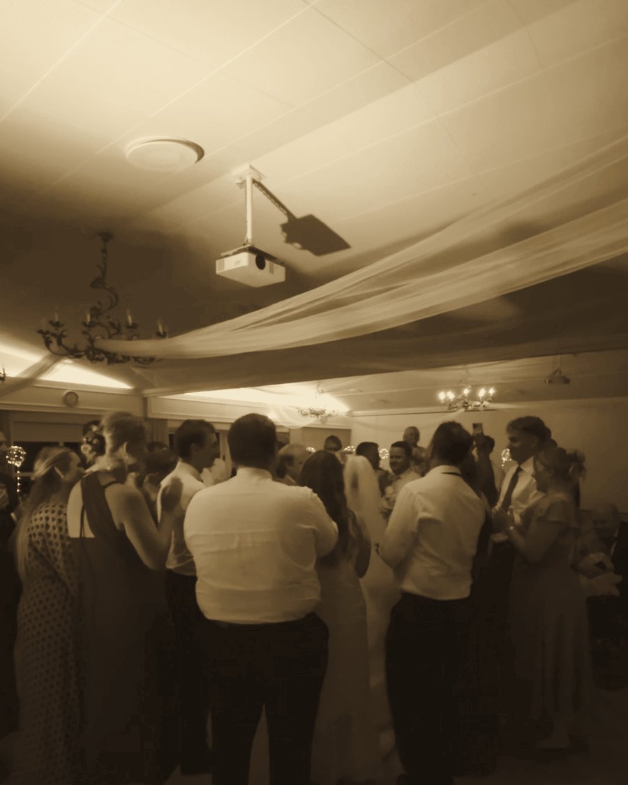 Brudepar og gæster der danser til bryllup