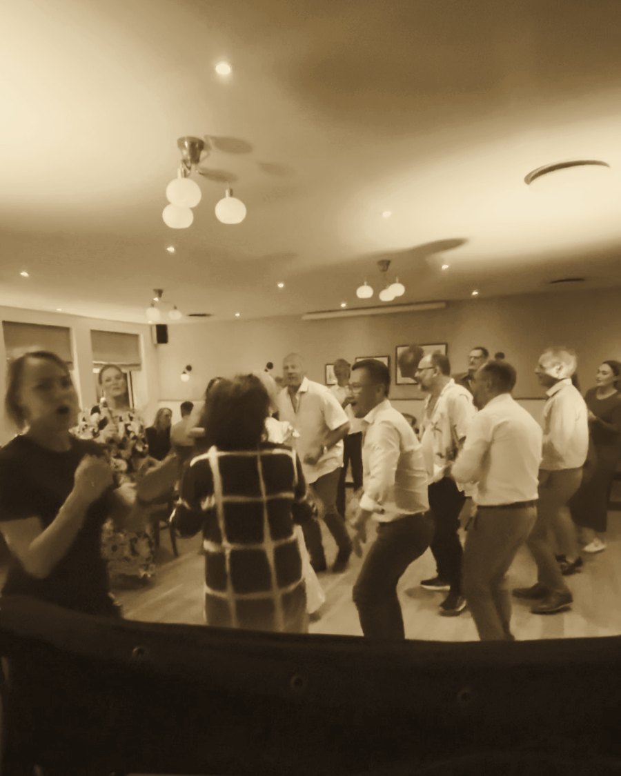 Gæster der danser til julefrokost