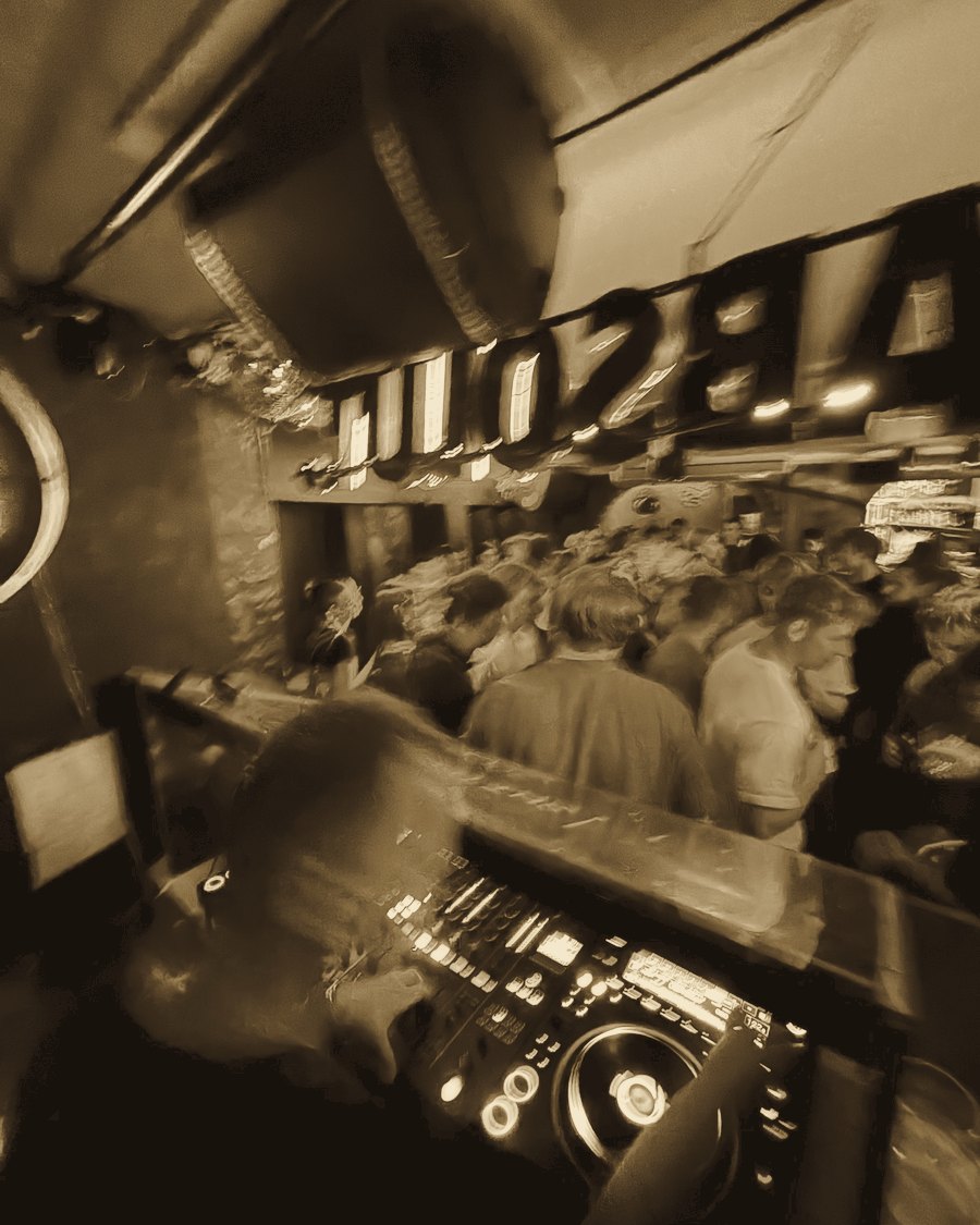 Fyldt dansegulv set fra DJ-pulten